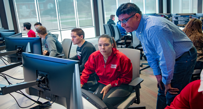 UL Lafayette business student working in the Maraist Financial Services Lab