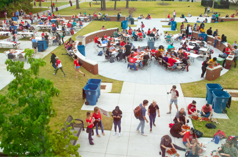 Students gather on UL Lafayette campus for Lagniappe Day 2019.
