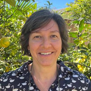 Gabriela Petculescu headshot